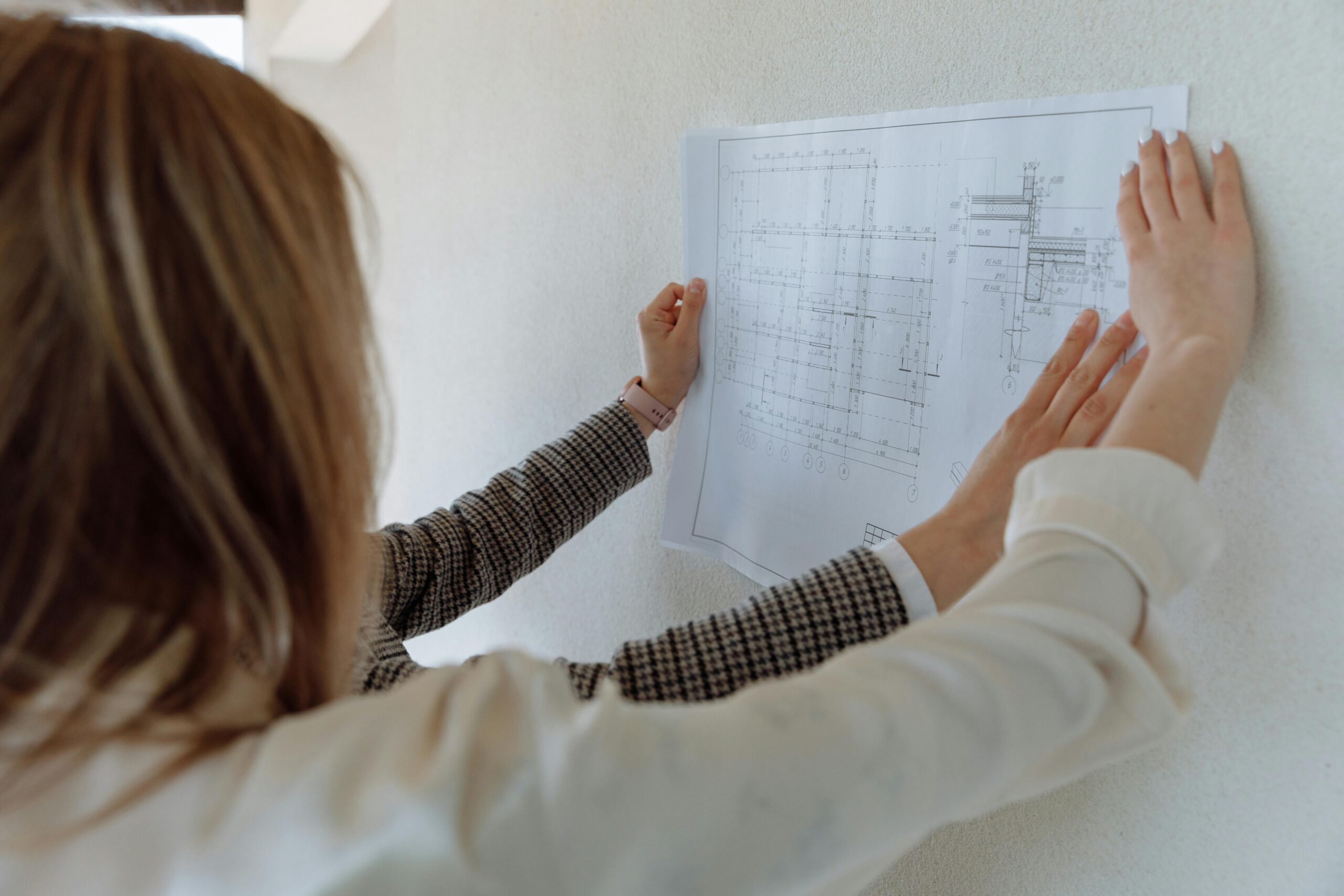 Menschen halten einen Plan an die Wand